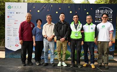 A group of people standing in front of a banner
AI-generated content may be incorrect.