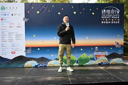 A person standing on a stage holding a microphone
AI-generated content may be incorrect.