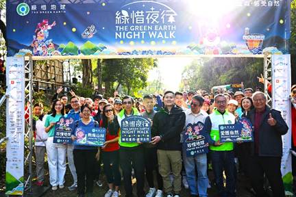 A group of people standing in front of a banner
AI-generated content may be incorrect.