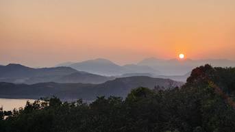 A sunset over a mountain range
AI-generated content may be incorrect.